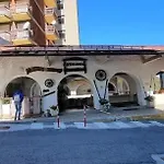- In & Out - Vista Sulle Alpi E Camino
