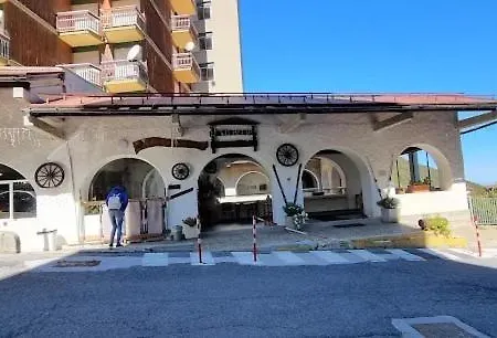 - In & Out - Vista Sulle Alpi E Camino